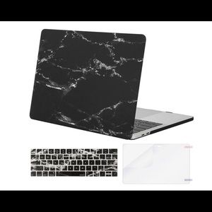 MacBook Pro 13” Black Marble case
